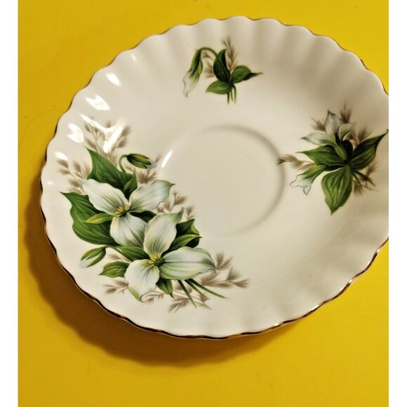 Vintage Royal Albert Trillium Tea Cup and Saucer Set Ontario Provincial Flower - Picture 10 of 12